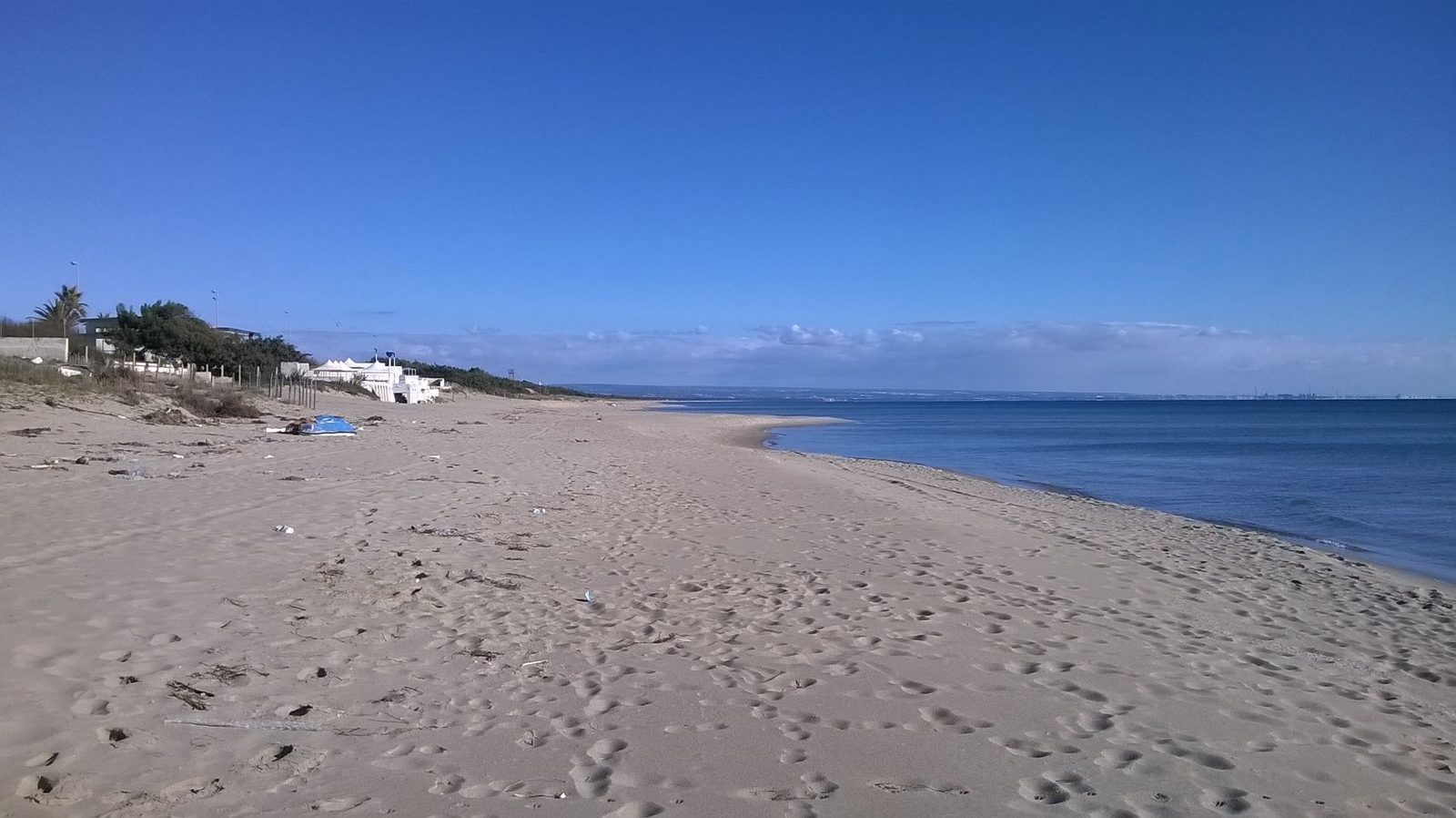 La lunga spiaggia di Castellaneta Marina con il mare azzurro