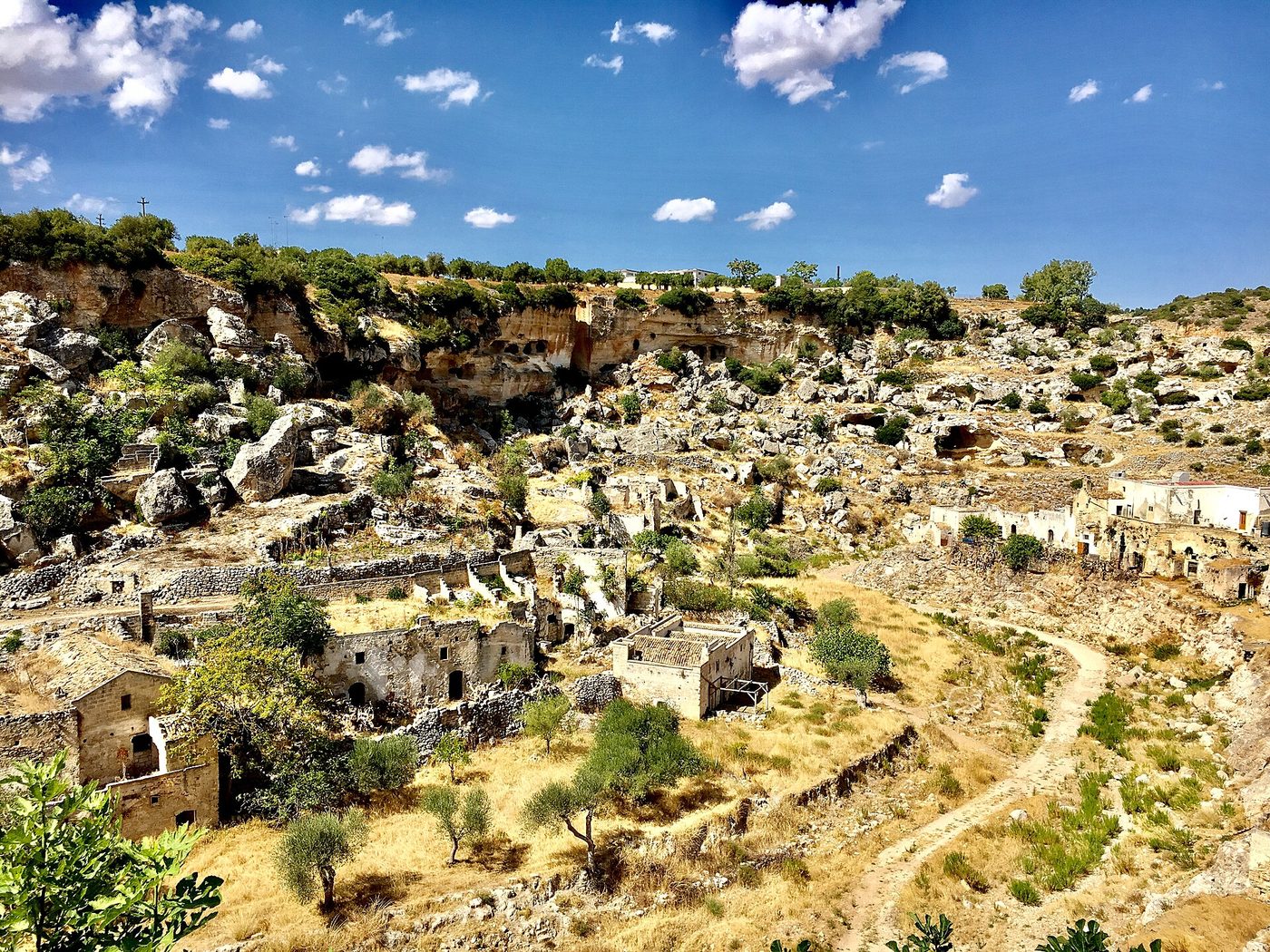 La Gravina di Ginosa con le abitazioni rupestri scavate nella roccia